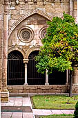 Tarragona - La cattedrale, particolare del chiostro formato da elementi romanici, gotici e di ispirazione araba.